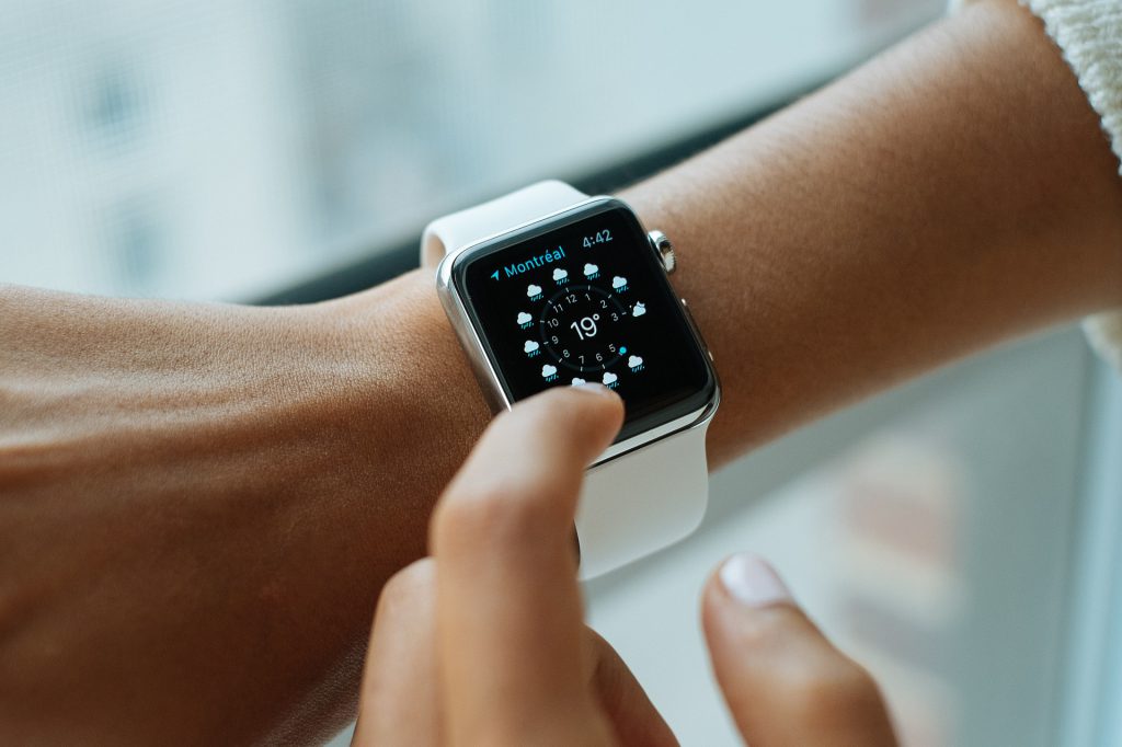 Montre connectée sur le poignet d'une femme