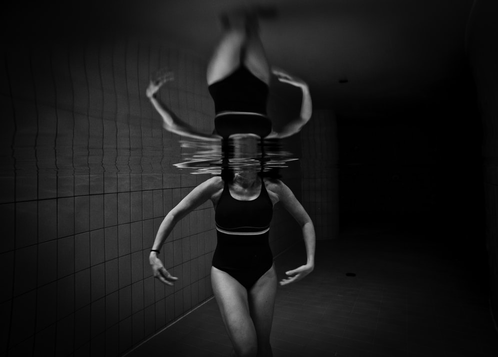 Jeune femme en maillot de bain pendant sa séance de rééducation en piscine