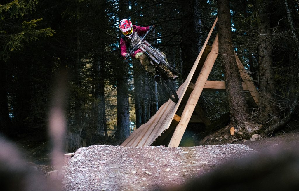 vélo de descente sur une rampe 